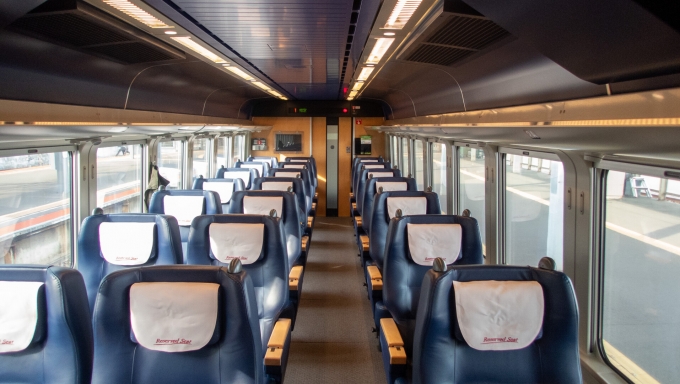 鉄道乗車記録の写真:車内設備、様子(8)        「グリーン車は比較的利用者が少ないので、静かにゆったりと列車旅ができる。」