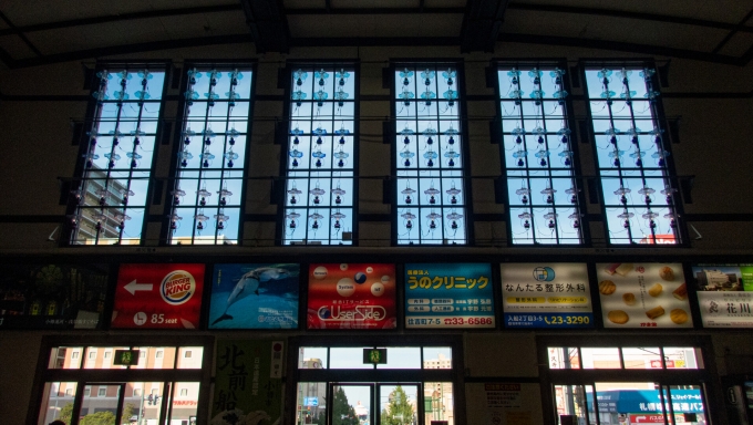 鉄道乗車記録の写真:駅舎・駅施設、様子(10)     「ガラス細工が有名な小樽らしい
駅舎内の装飾。」