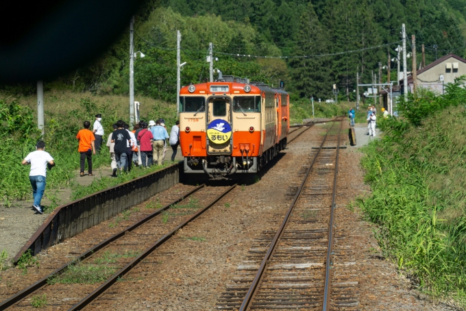 鉄道乗車記録の写真:列車・車両の様子(未乗車)(8)        「臨時列車に遭遇
車両 キハ40 1759」