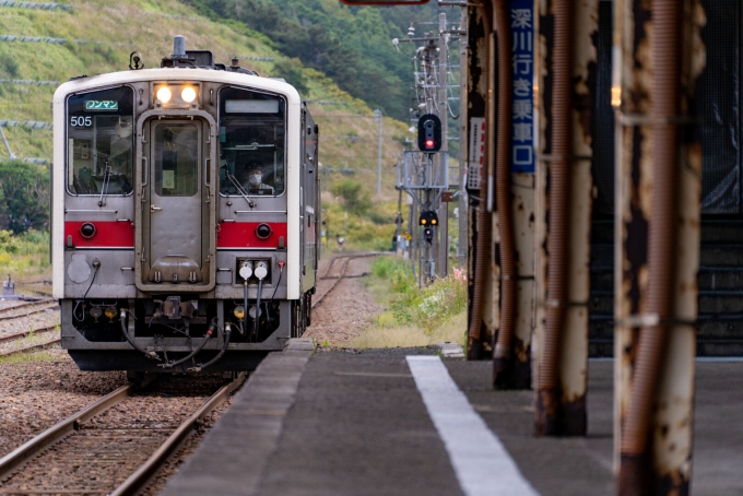 鉄道乗車記録の写真:乗車した列車(外観)(1)        「恐らく、次に訪れる時は
廃線になっているだろう、
最後の留萌駅を後に帰路へ付く。」