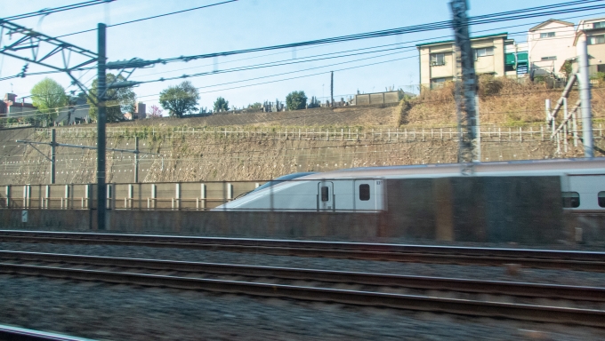 鉄道乗車記録の写真:車窓・風景(8)        「西日暮里で地下へ入る北陸新幹線
E7系と一時並走。」