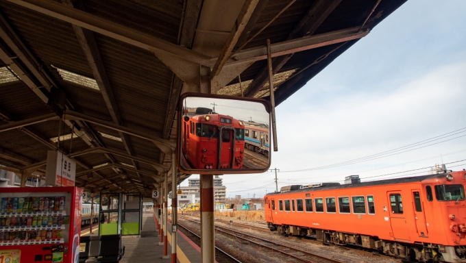 鉄道乗車記録の写真:駅舎・駅施設、様子(1)        「ここで普通列車に乗り換えて
長門市駅へ。」
