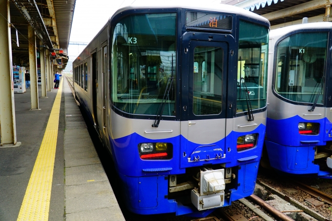 鉄道乗車記録の写真:乗車した列車(外観)(1)          「ここで、えちごトキめき鉄道日本海ひすいラインに乗り換え。
乗り換え時間２分なので
さっさと列車の撮影をして
乗り込む。
ET122-3
えちごトキめき鉄道ET122形気動車」