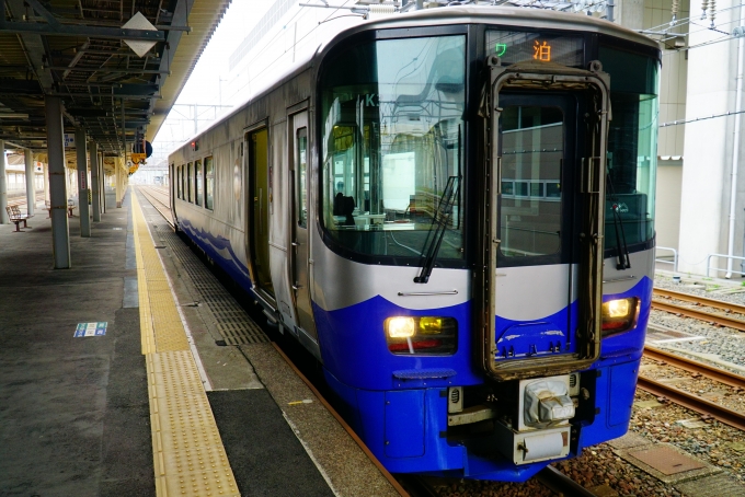鉄道乗車記録の写真:乗車した列車(外観)(5)        「糸魚川で時間調整の為
２０分ほど停車。」
