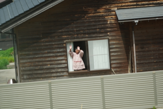 鉄道乗車記録の写真:車窓・風景(14)        「観光列車‘‘のと里山里海号‘‘が
通る度、手を振って見送る
おばあちゃん。」
