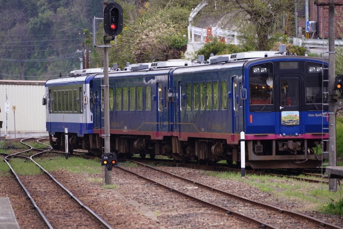 鉄道乗車記録の写真:乗車した列車(外観)(7)        「反対側のホームで待機していた
のと里山里海号が
一旦駅を出て発車ホームへ。」