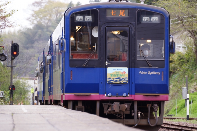 鉄道乗車記録の写真:乗車した列車(外観)(8)        「NT302
のと鉄道NT300形気動車」