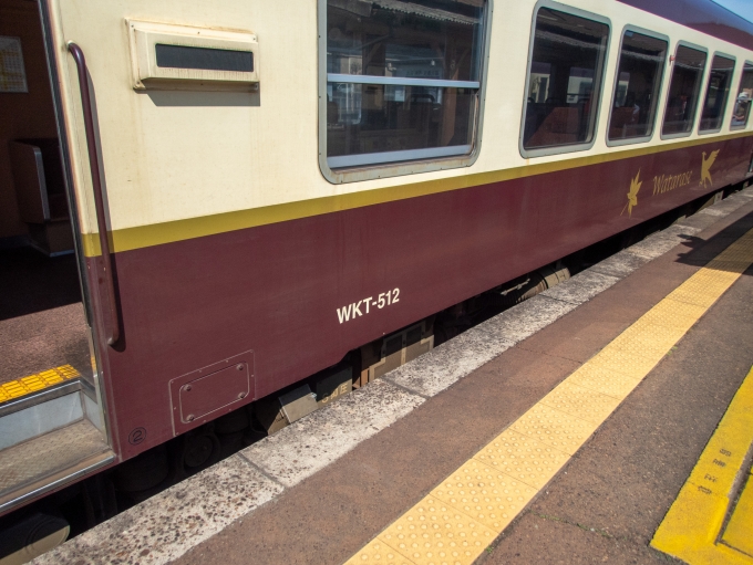 鉄道乗車記録の写真:乗車した列車(外観)(2)        「たまたま、
臨時列車が来たので乗車。
桐生駅で、トロッコわっしーになるので、後ろにトロッコを連結しているが、乗車できるのは前だけ。
WKT-512
わたらせ渓谷鐵道WKT-510形気動車
」
