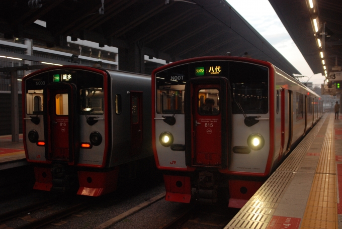 鉄道乗車記録の写真:乗車した列車(外観)(1)        「左：普通銀水行 N003（未乗車）
右：普通八代行 N001」