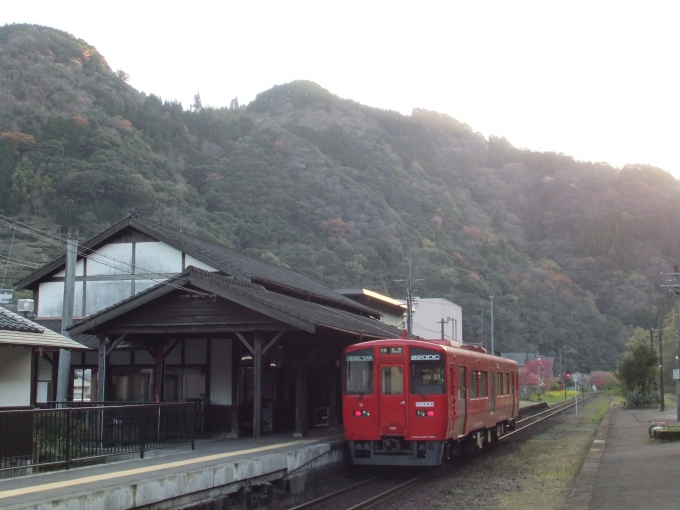 鉄道乗車記録の写真:乗車した列車(外観)(7)        「山あいの静かな駅。
」