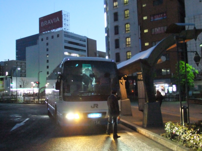鉄道乗車記録の写真:乗車した列車(外観)(1)        「早朝の仙台駅前
に着く。」