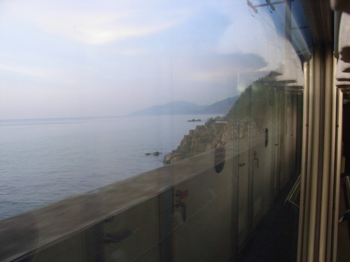 鉄道乗車記録の写真:車窓・風景(4)        「朝のせとうちを眺める。
(走行地点は、撮影時刻からの推測です。)」