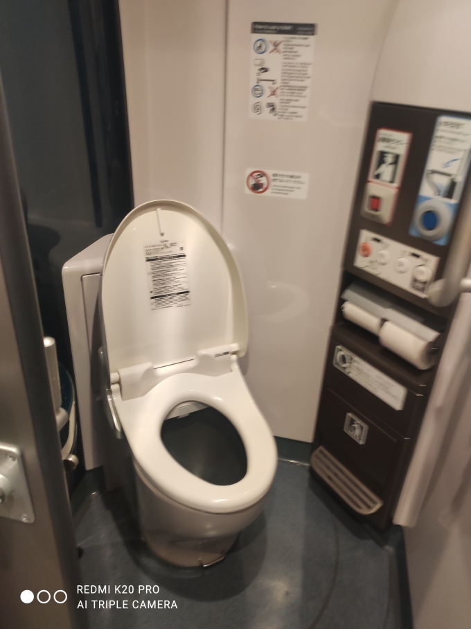 鉄道乗車記録の写真:車内設備、様子(2)        「東海道新幹線名古屋-岐阜羽島駅間で撮影した、N700S系のトイレ。」