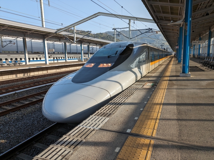 鉄道乗車記録の写真:乗車した列車(外観)(2)     「新岩国3番線にて撮影。
乗車した700系新幹線の外観。」