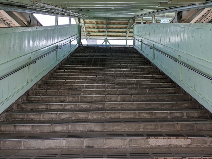 鉄道乗車記録の写真:駅舎・駅施設、様子(2)        「宇部新川駅3･4番線から連絡通路へ上がる階段。」