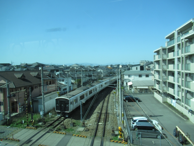 鉄道乗車記録の写真:乗車した列車(外観)(1)          「香椎線の車内から博多から乗ってきた福北ゆたか線を見送った。」
