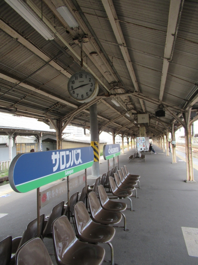 鉄道乗車記録の写真:駅舎・駅施設、様子(8)        「ある意味鳥栖名物 サロンパスベンチ
時計もまたレトロ。」