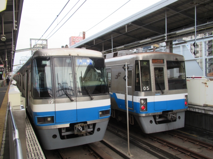 鉄道乗車記録の写真:乗車した列車(外観)(1)        「左側が乗車した2000N系21編成。」