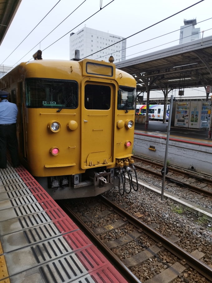 鉄道乗車記録の写真:列車・車両の様子(未乗車)(5)        「在来線ホームに降りると、いきなり113系がお出迎え。」