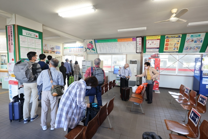 鉄道乗車記録の写真:駅舎・駅施設、様子(21)        「根室駅は、意外にも観光客で賑やか。」