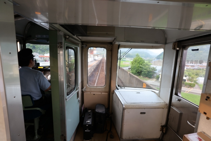 鉄道乗車記録の写真:車窓・風景(7)        「向井原で、内子経由予讃線と別れて、予讃線海回り線へ。」