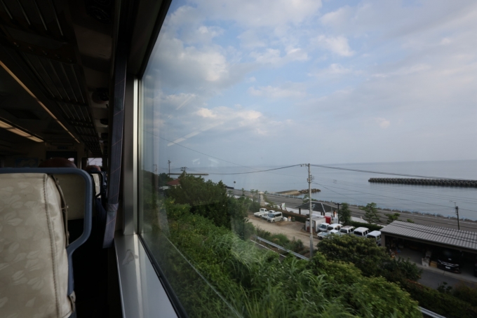 鉄道乗車記録の写真:車窓・風景(9)        「進行方向右側に、伊予灘が広がる。」