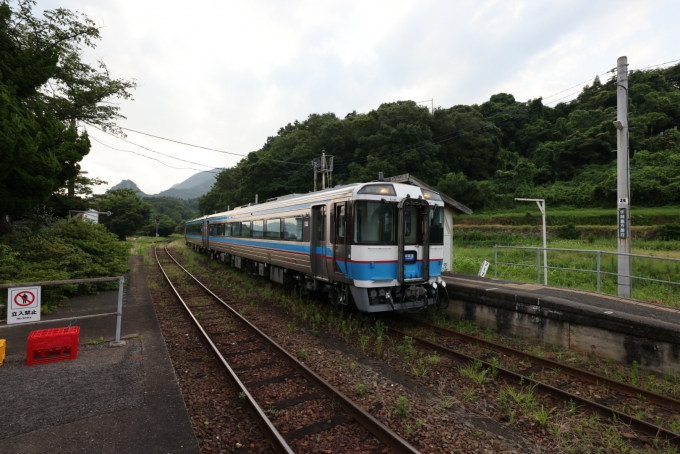 鉄道乗車記録の写真:乗車した列車(外観)(10)        「伊予上灘駅で列車行き違いのためしばし停車。」