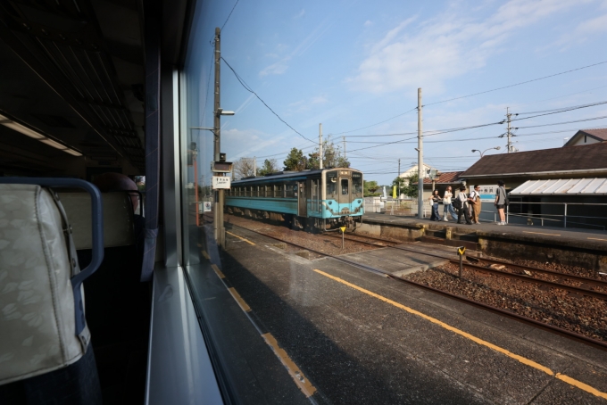 鉄道乗車記録の写真:車窓・風景(22)        「伊予長浜駅で再び上り列車と交換。」