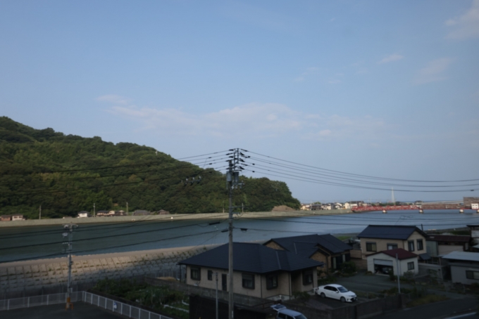 鉄道乗車記録の写真:車窓・風景(23)        「伊予長浜から肱川に沿って伊予大洲を目指す。赤い橋は、可動橋。」