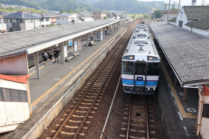 鉄道乗車記録の写真:乗車した列車(外観)(28)        「伊予大洲で、内子経由と長浜経由の予讃線が合流。」