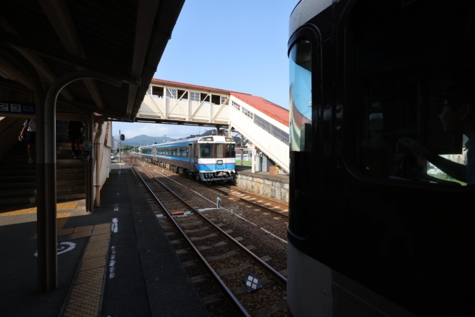 鉄道乗車記録の写真:駅舎・駅施設、様子(29)        「宇和島からの松山行き普通列車と交換。」