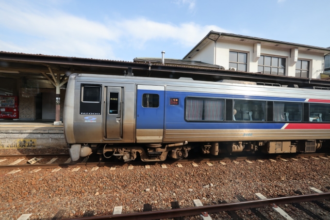 鉄道乗車記録の写真:車窓・風景(32)        「八幡浜で松山行の宇和海と交換」