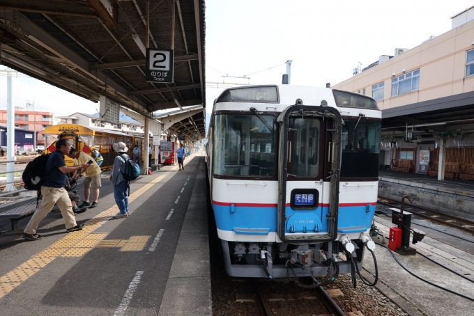 鉄道乗車記録の写真:乗車した列車(外観)(36)        「松山から3時間19分、宇和島に到着。」