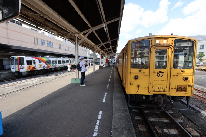 鉄道乗車記録の写真:乗車した列車(外観)(5)        「9時30分に、松山からの特急宇和海5号が到着。3分接続で、しまんトロッコ２号は窪川へ向けて出発。」
