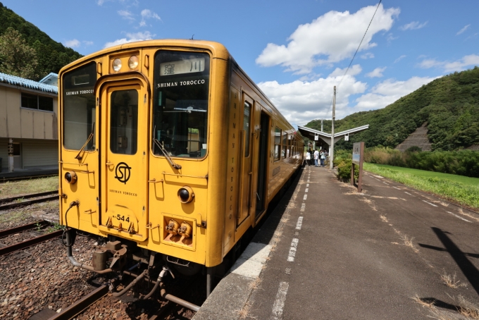 鉄道乗車記録の写真:乗車した列車(外観)(11)        「江川崎に到着。この先、四万十川を何回も渡る予土線の絶景区間に差しかかる。」