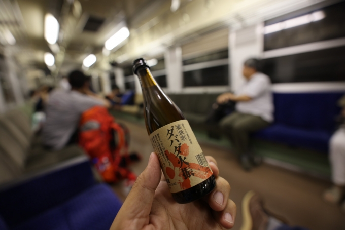 鉄道乗車記録の写真:車内設備、様子(6)        「窪川の駅前の酒屋で見つけた、栗焼酎ダバダ火振り」