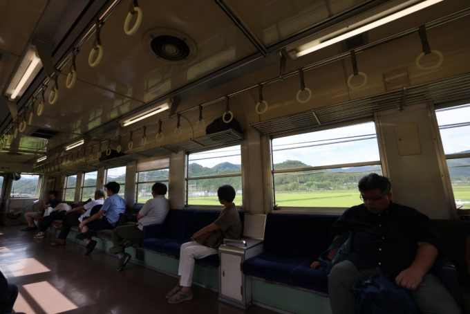 鉄道乗車記録の写真:車内設備、様子(25)        「江川崎から宇和島までは普通の車両に。車窓には、青々した田んぼが広がる。」