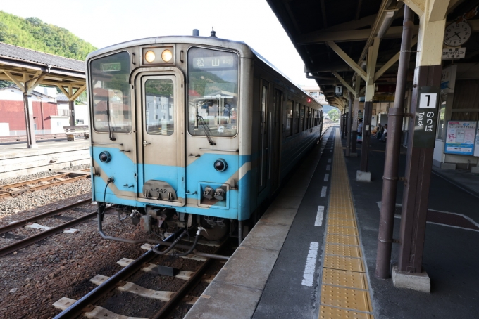 鉄道乗車記録の写真:乗車した列車(外観)(8)        「長浜経由松山行普通列車に乗り換え。」