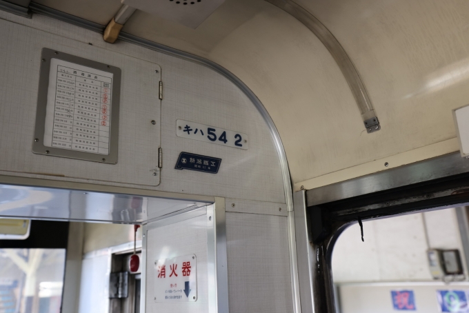 鉄道乗車記録の写真:車内設備、様子(9)        「車両は、昭和62年製。製造されて36年。年期が入っている。」