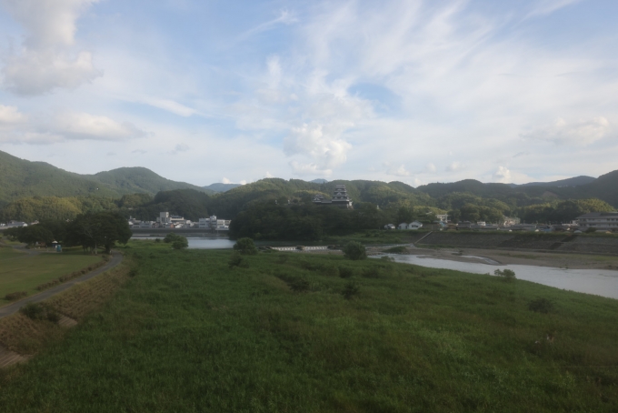 鉄道乗車記録の写真:車窓・風景(13)        「肱川の向こうに、大洲城が見えるとまもなく伊予大洲。」