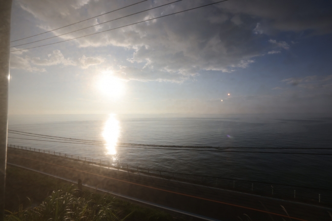 鉄道乗車記録の写真:車窓・風景(25)        「沈む夕陽を眺めながら、列車は走ります。しかし、、」