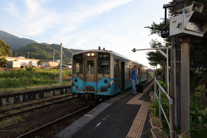 鉄道乗車記録の写真:乗車した列車(外観)(29)        「伊予上灘駅で、松山から急遽タクシーでやって来る運転士を待つ。スピードメーターが治らないので、安全のため運転士2人で運行するため。」