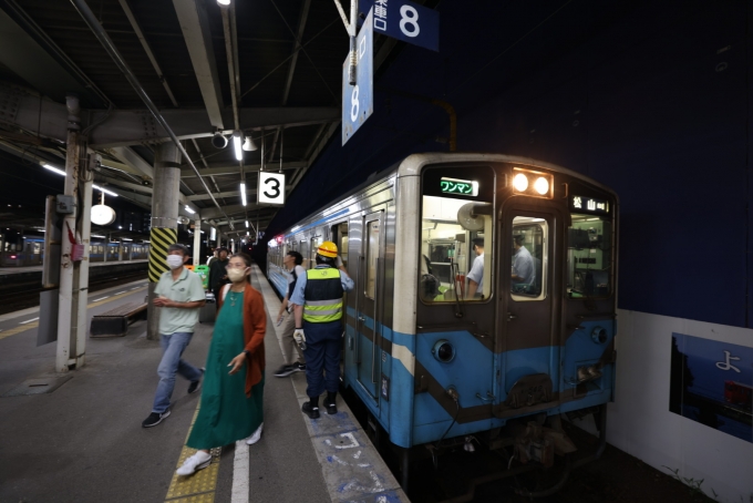 鉄道乗車記録の写真:乗車した列車(外観)(42)        「1時間半遅れで松山到着。でも、素晴らしい夕景をたっぷり楽しめて、少し得した気分。」