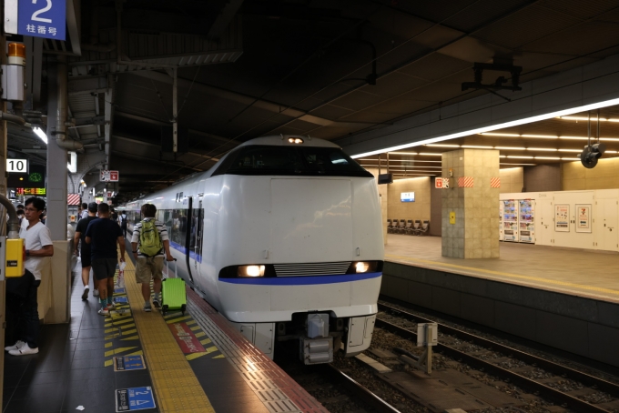 鉄道乗車記録の写真:列車・車両の様子(未乗車)(3)        「となりのホームには、琵琶湖ライナーが。しかし、青春18きっぷは乗れません。」