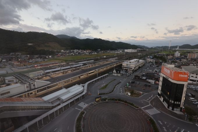 鉄道乗車記録の写真:駅舎・駅施設、様子(1)          「米原駅は、北陸本線と東海道本線の分岐点であり、新幹線駅もあるので、やたらデカい。」
