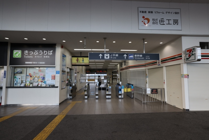 鉄道乗車記録の写真:駅舎・駅施設、様子(4)     「青春18きっぷなので、新幹線口はスルーして、在来線へ。しかし、朝早く改札口には、JRの職員が不在。乗車の確認は、車内でするらしい。」
