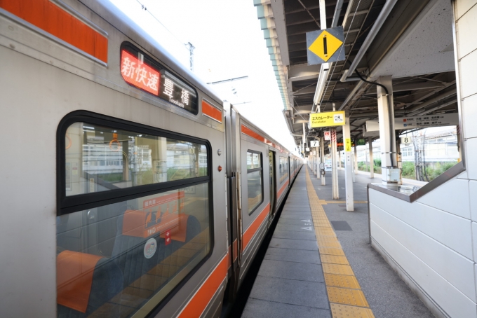 鉄道乗車記録の写真:乗車した列車(外観)(5)        「駅は、昭和から変わらないが、車両はJR東海の新しい車。」