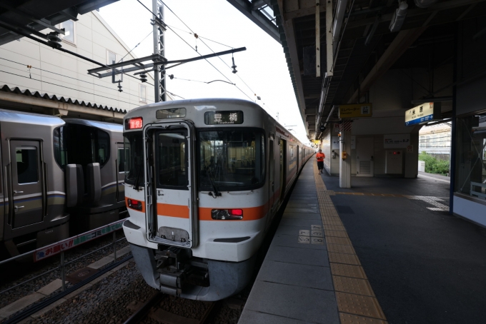 鉄道乗車記録の写真:乗車した列車(外観)(6)        「新快速の豊橋行。JR西日本といい、JR東海といい新快速は、結構長距離ランナー。」