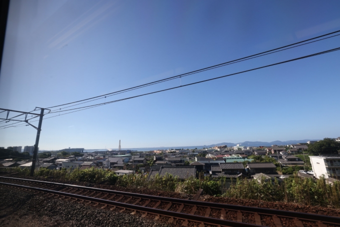 鉄道乗車記録の写真:車窓・風景(17)        「奥に見えるのは、三河湾。」