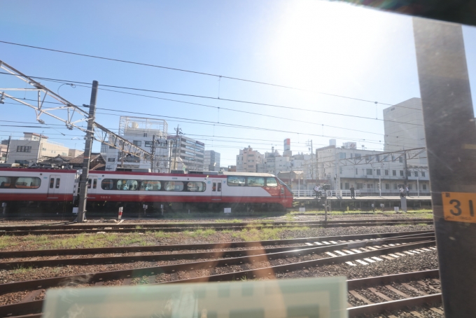 鉄道乗車記録の写真:車窓・風景(18)        「名鉄パノラマカーと仲良く並んで豊橋駅に到着。」